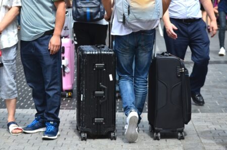 旅行で荷物を送って身軽に楽しむコツと便利なサービスの活用法！