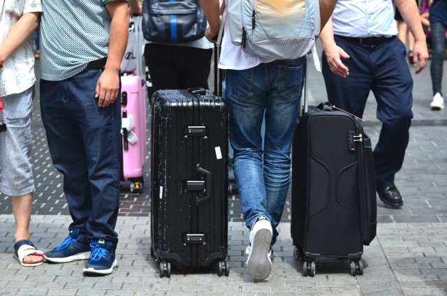 旅行で荷物を送って身軽に楽しむコツと便利なサービスの活用法！