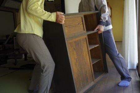 生前整理や実家の片付けで処分を急がない！トランクルームで一時保管するという選択肢