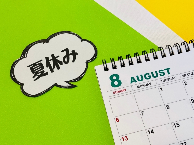 夏休みの引越しは安い？繁忙期との違いや費用を抑えるポイントを解説