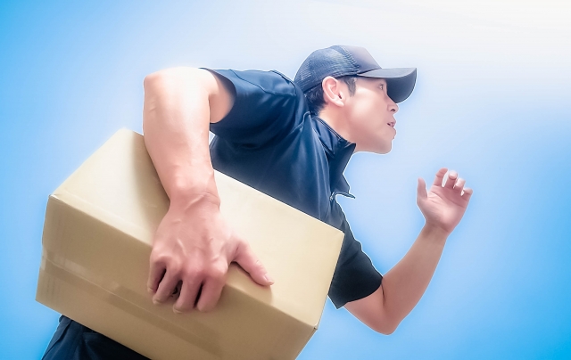 急ぎの荷物を今日中に届けたい！当日配送の方法と選び方